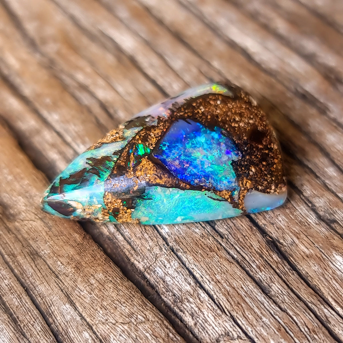 レインボーオパール ルースストーン 1.77 ct PEAR CABOCHON (14 x 8 mm