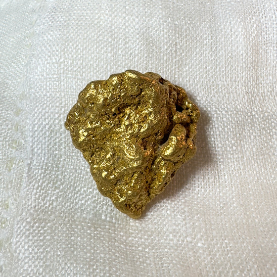 An absolutely stunning 51.7gr gold nugget was found by a metal detectorist and dug by hand in Clermont, Queensland, Australia. This is a rare find.  Approx. 96% pure gold, with possible quartz inclusion.