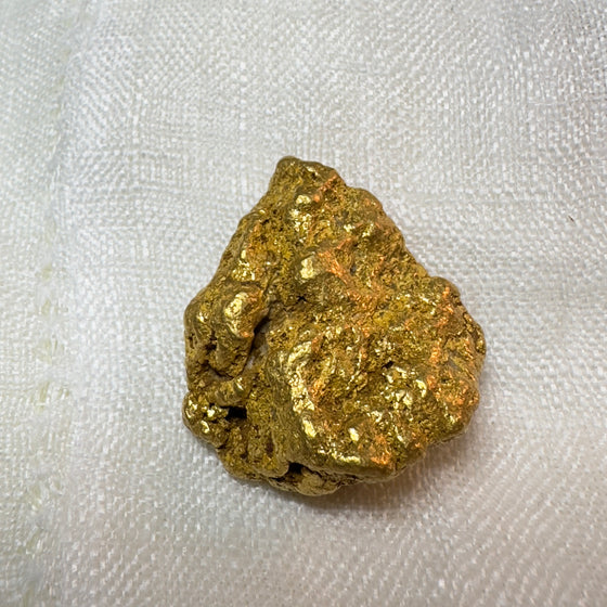 An absolutely stunning 51.7gr gold nugget was found by a metal detectorist and dug by hand in Clermont, Queensland, Australia. This is a rare find.  Approx. 96% pure gold, with possible quartz inclusion.