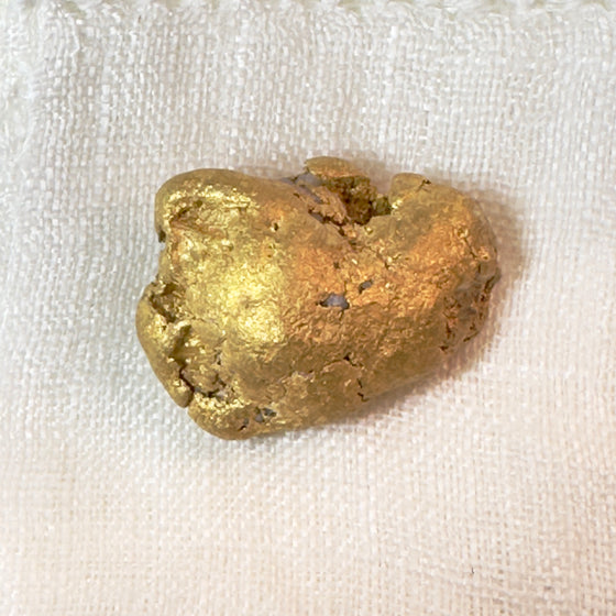 An absolutely stunning 51.85gr gold nugget was found by a metal detectorist and dug by hand in Clermont, Queensland, Australia. This is a rare find.  Approx. 96% pure gold, with possible quartz inclusion.