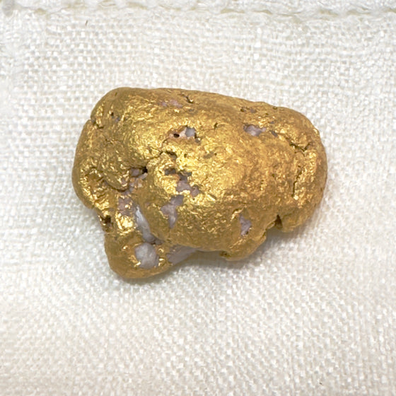 An absolutely stunning 51.85gr gold nugget was found by a metal detectorist and dug by hand in Clermont, Queensland, Australia. This is a rare find.  Approx. 96% pure gold, with possible quartz inclusion.