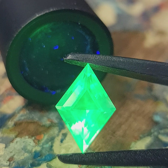 4.57ct Super Fluorescent Hyalite Opal
