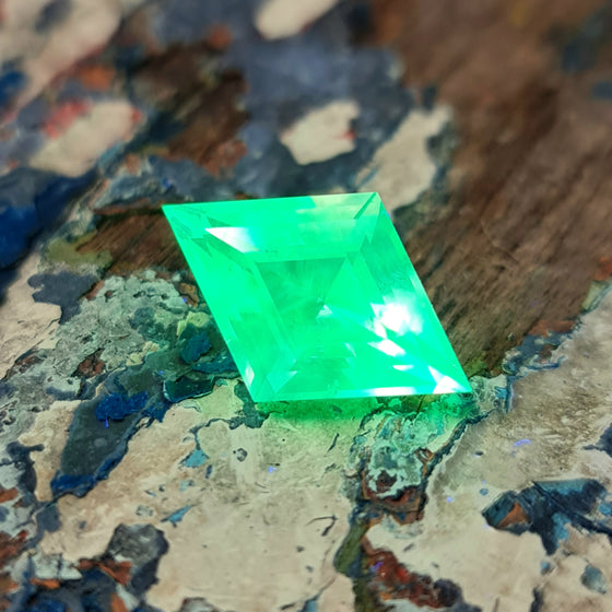 4.57ct Super Fluorescent Hyalite Opal
