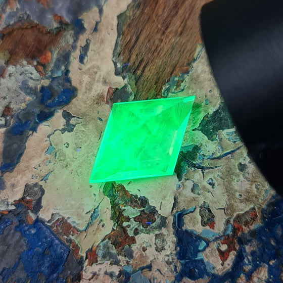 4.57ct Super Fluorescent Hyalite Opal